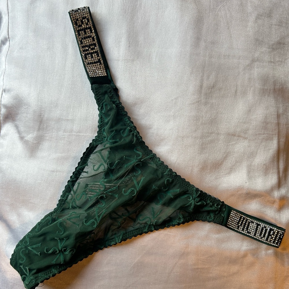 Victoria’s Secret VERY SEXY
Shine Strap Lace Thong Panty